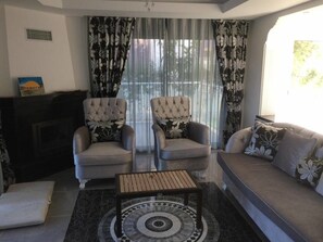 Villa, 3 soverom, privat basseng | Oppholdsrom | LCD-TV