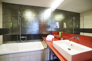 Suite junior | Servicios del cuarto de baño | Bañera profunda y cabezal de ducha tipo lluvia