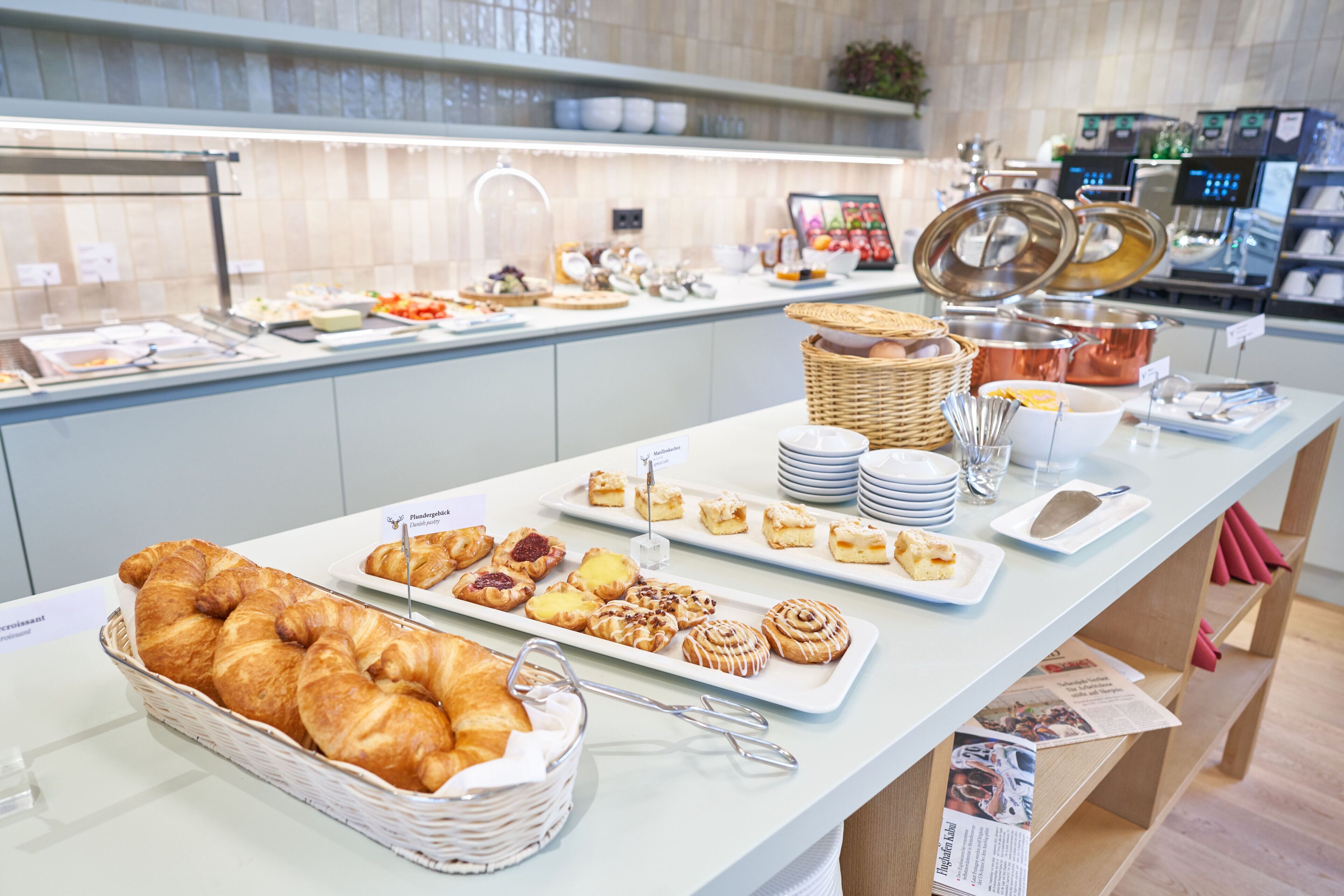 Petit déjeuner buffet (17 EUR par personne)