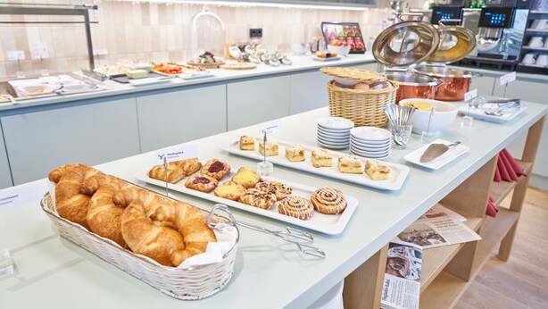 En buffet med forskellige kager og bagværk.