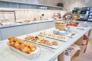 Café da manhã com buffet todos os dias (EUR 17 por pessoa) 
