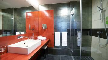 Quarto casal bĂĄsico | Banheiro | Banheira de imersĂŁo, chuveiro com efeito de chuva