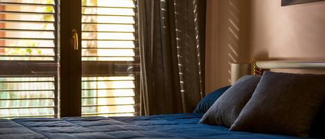 Kahden hengen huone, parveke | Ylelliset vuodevaatteet, pimennysverhot, äänieristys, lisävuoteet