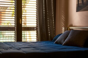 Habitación doble, balcón | Ropa de cama de alta calidad, cortinas opacas, sistema de insonorización