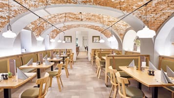 Mittagessen und Abendessen, lokale und internationale Küche