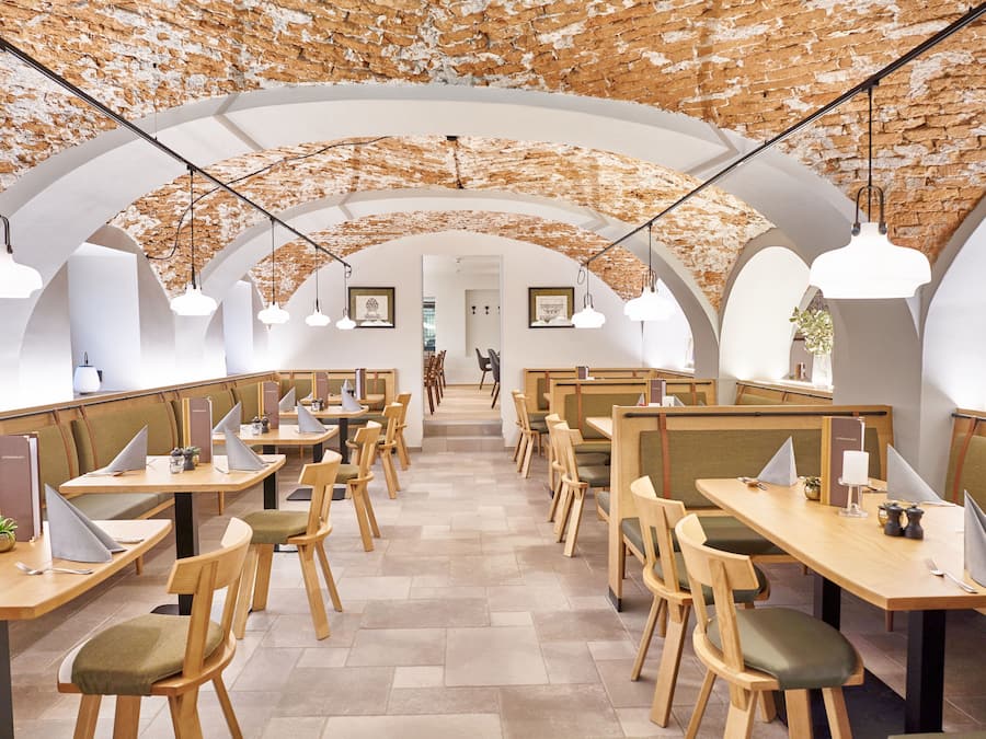 Mittagessen und Abendessen, lokale und internationale Küche