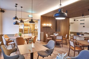 供應午餐及晚餐；本地及多國菜