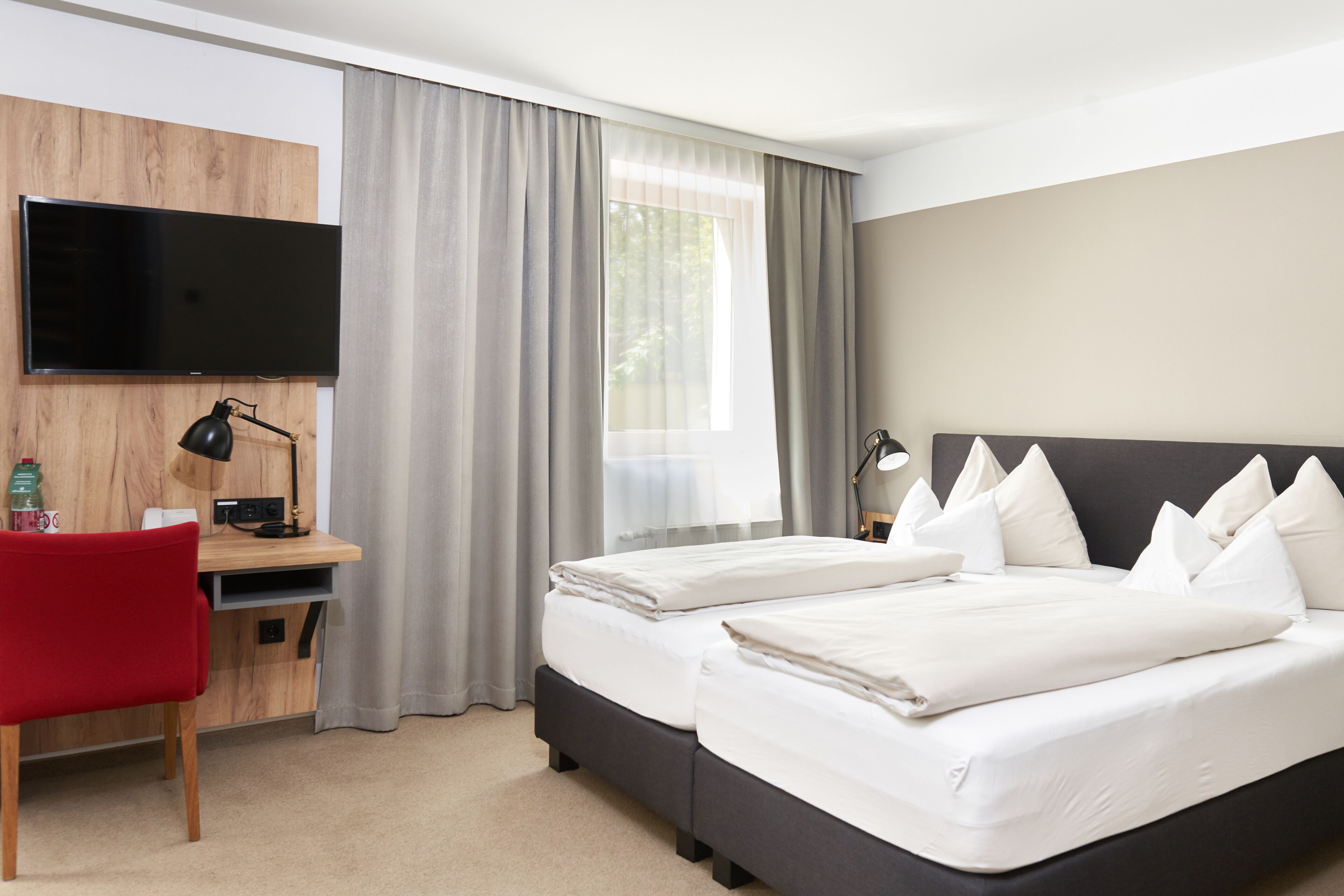 basic double room, 1 queen bed | hypo-allergenic bedding, desk, laptop workspace, soundproofing