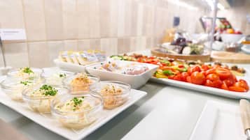 Daily continental breakfast (EUR 17 per person)