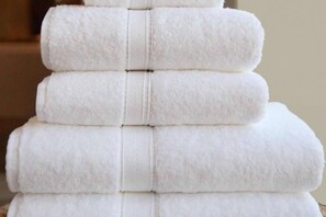 Doccia, soffione a pioggia, set di cortesia gratuito, asciugacapelli