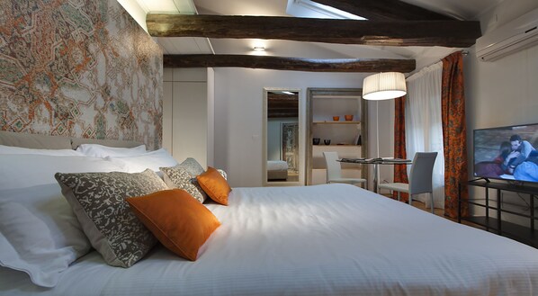 In-room safe, desk, soundproofing, free WiFi - Piazza Vittorio Suites (Turin)