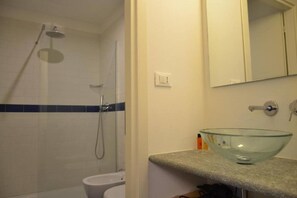 Shower, rainfall showerhead, free toiletries, hair dryer - Piazza Vittorio Suites (Turin)
