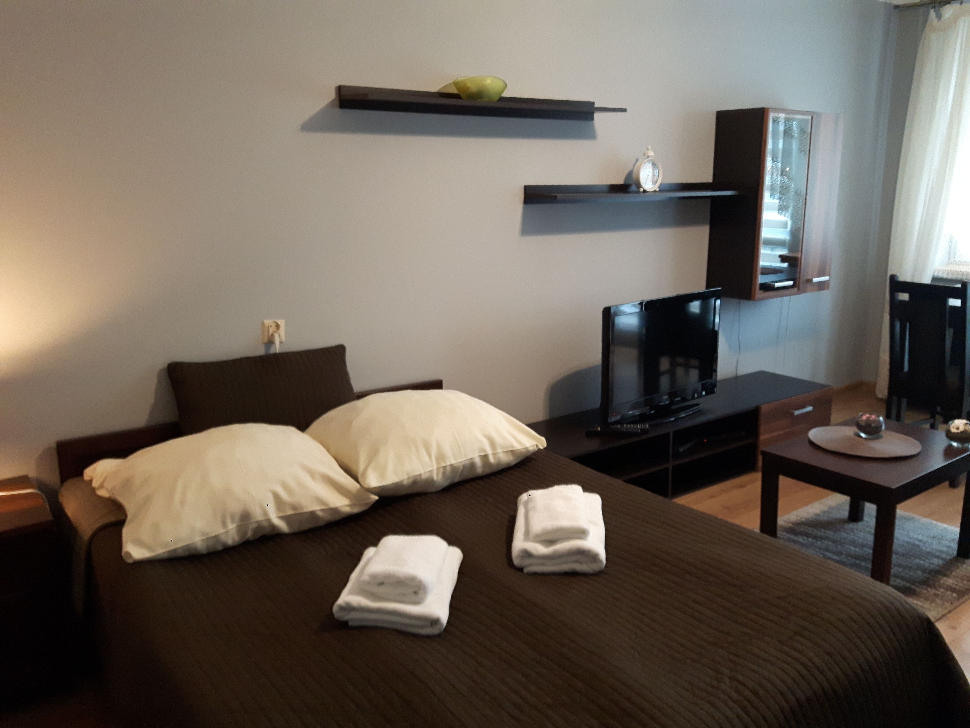 Economy-Apartment, 1 Schlafzimmer (Boleslawa Krzywoustego 21 Street) | Wohnzimmer | Flachbildfernseher