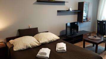 Economy-Apartment, 1 Schlafzimmer (Boleslawa Krzywoustego 21 Street) | Wohnzimmer | Flachbildfernseher