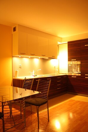 Appartement Deluxe, 2 chambres (Slawomira 4 Street) | Cuisinette privée | Réfrigérateur, four à micro-ondes, surface de cuisson, lave-vaisselle