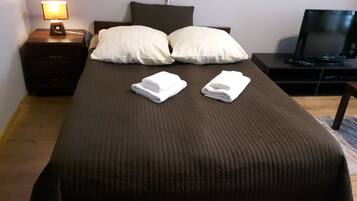 Economy-Apartment, 1 Schlafzimmer (Boleslawa Krzywoustego 21 Street) | Wohnzimmer | Flachbildfernseher