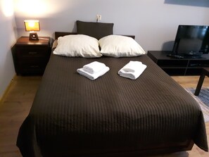 Economy-Apartment, 1 Schlafzimmer (Boleslawa Krzywoustego 21 Street) | Wohnzimmer | Flachbildfernseher