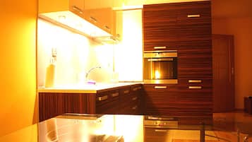 Deluxe-Apartment, 2 Schlafzimmer (Slawomira 4 Street) | Eigene Kochnische | Kühlschrank, Mikrowelle, Herdplatte, Geschirrspüler