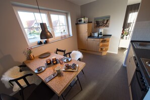 Apartment | Private kitchen | Full-sized fridge, microwave, oven, stovetop - Ferienwohnung Kleiner Sundblick (Fehmarn)