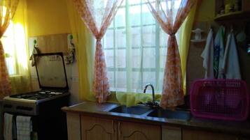 Full-size fridge, microwave, oven, stovetop