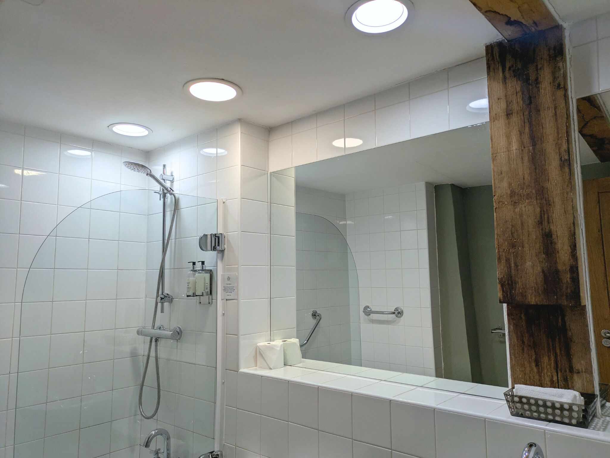 Deluxe Double or Twin Room, 1 King Bed | Bathroom | Combined shower/bathtub, deep-soaking bathtub, free toiletries