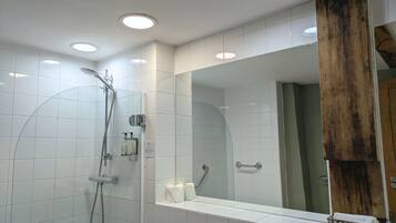 Deluxe Double or Twin Room, 1 King Bed | Bathroom | Combined shower/bathtub, deep-soaking bathtub, free toiletries