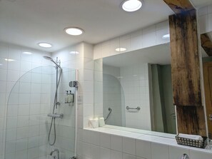 Chambre Deluxe Double ou avec lits jumeaux, 1 très grand lit | Salle de bain | Ensemble douche/baignoire, baignoire relaxante profonde