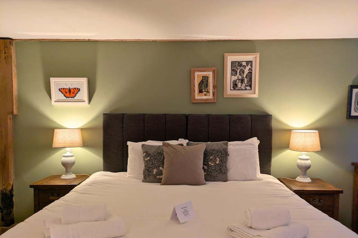 Habitación Deluxe con 1 cama matrimonial o 2 individuales, 1 cama King size | Sábanas italianas Frette, ropa de cama de alta calidad y escritorio