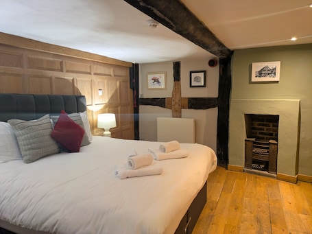 Deluxe Double or Twin Room, 1 King Bed | Frette Italian sheets, premium bedding, desk, iron/ironing board