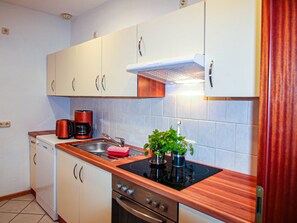 Kühlschrank, Ofen, Geschirrspüler, Wasserkocher mit Kaffee-/Teezubehör