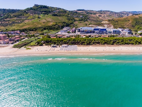 Private beach nearby, white sand, sun loungers, beach umbrellas. Onda Hotel