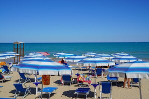 Plage privée à proximité, sable blanc, chaises longues, parasols