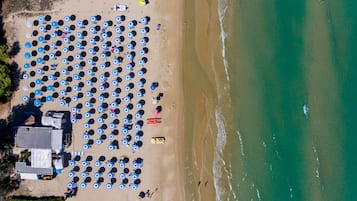 Pantai pribadi di sekitar, pasir putih, dan kursi berjemur
