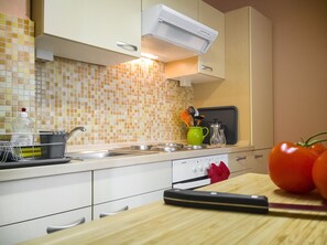 Double Room | Private kitchen | Full-size fridge, microwave, oven, stovetop - Ferienwohnung Stranddistel in Burgtiefe (Fehmarn)