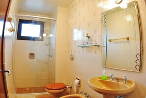 Classic Apartment, 3 Bedrooms, Kitchen, Garden View | Bathroom | Shower, free toiletries, hair dryer, towels