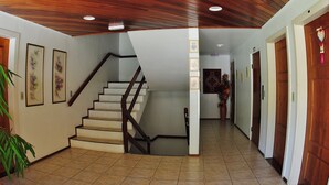 A staircase with wooden railings leading to a landing. - Apartamento Serra - Gramado (Gramado)
