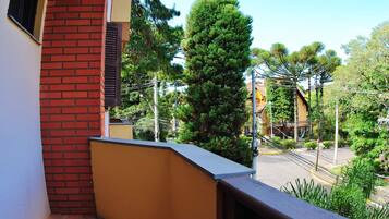 Apartamento clássico, 3 quartos, cozinha, vista para o jardim | Sacada