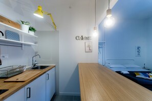 Quarto superior, cozinha, vista para o mar | Cozinha privada | Geladeira, cooktop, máquina de café expresso, cafeteira/chaleira