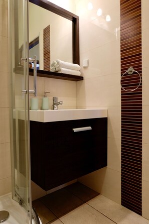 City Apartment | Bathroom | Towels, toilet paper - Plac Dominikanski by HASHTAG (Kraków)