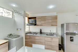 Apartamento | Cozinha privada | Geladeira, micro-ondas, cooktop, cafeteira/chaleira