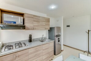 Apartamento | Cozinha privada | Geladeira, micro-ondas, cooktop, cafeteira/chaleira