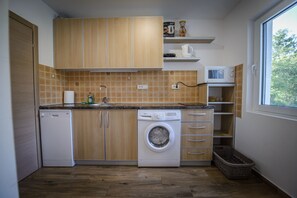 Refrigerador, microondas, placa de cocina, tetera/pava eléctrica