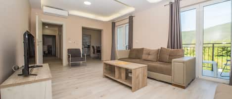 Familienapartment, 3 Schlafzimmer, Poolblick | Wohnzimmer | 75-cm-Flachbildfernseher mit Kabelempfang, Fernseher