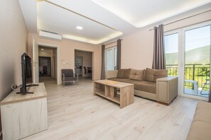 Family Apartment, 3 Bedrooms, Pool View | Living room