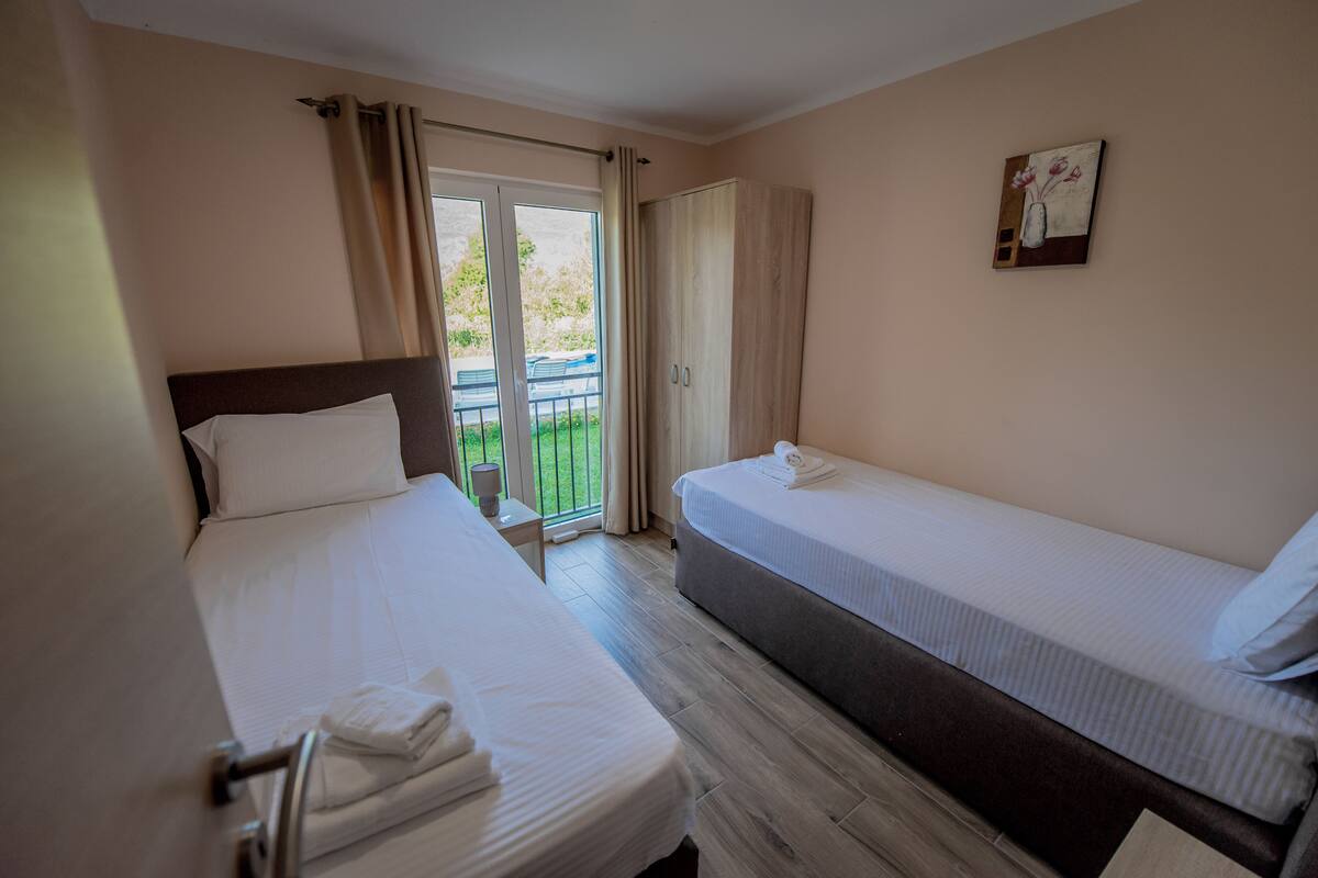 Appartement familial, 3 chambres, vue sur la piscine | Literie de qualité, coffre-fort, bureau, rideaux d’obscurcissement