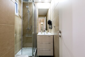 Quarto casal conforto, 1 cama de casal | Banheiro | Chuveiro, toalhas de banho