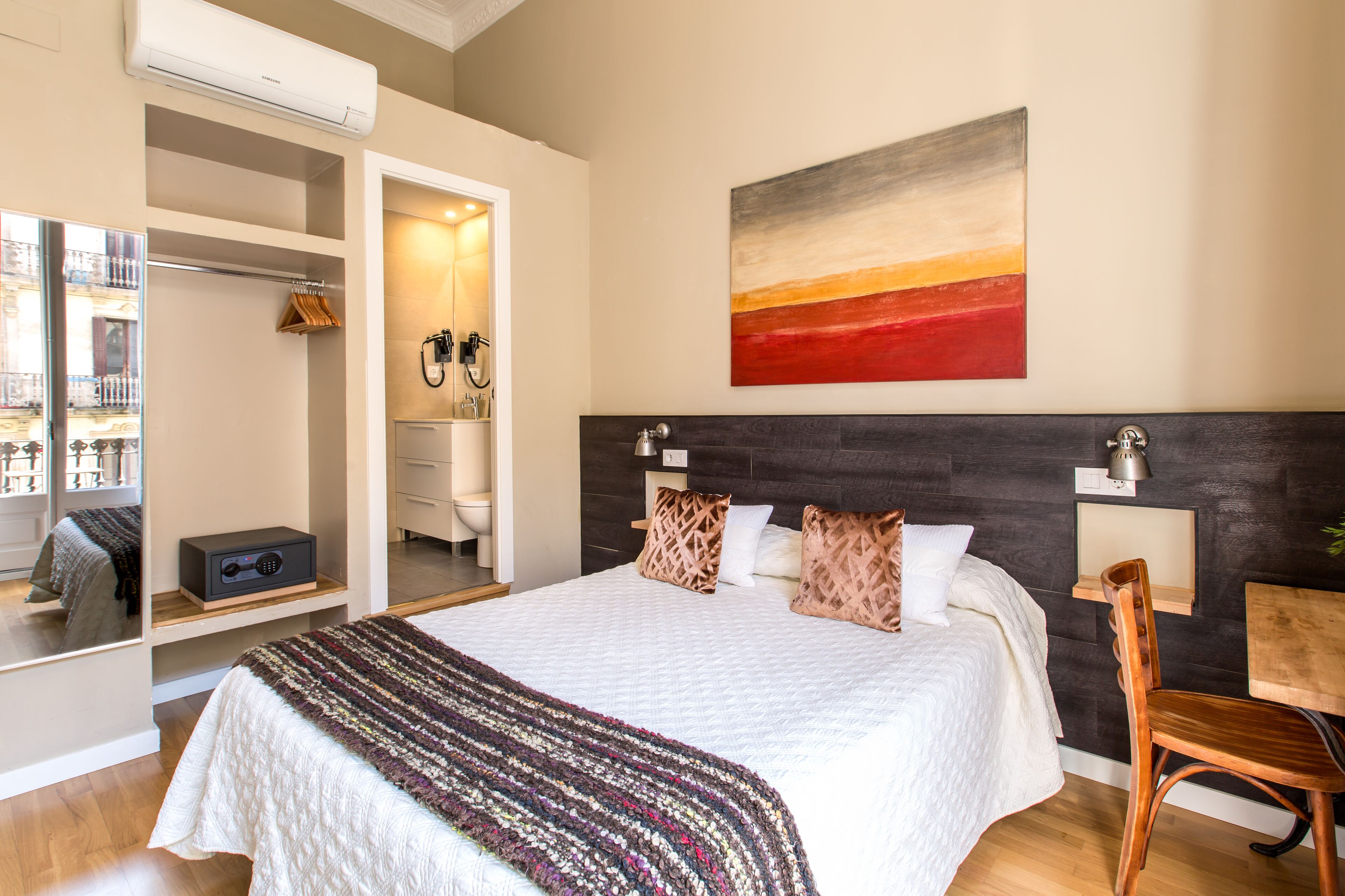 Driepersoonskamer, balkon | Een bureau, verduisterende gordijnen, geluiddichte muren, gratis wifi