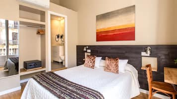 Driepersoonskamer, balkon | Een bureau, verduisterende gordijnen, geluiddichte muren, gratis wifi