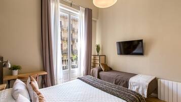 Dreibettzimmer, Balkon | Schreibtisch, Verdunkelungsvorhänge, schallisolierte Zimmer