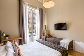 Quarto triplo, sacada | Escrivaninha, cortinas blackout, quartos à prova de som